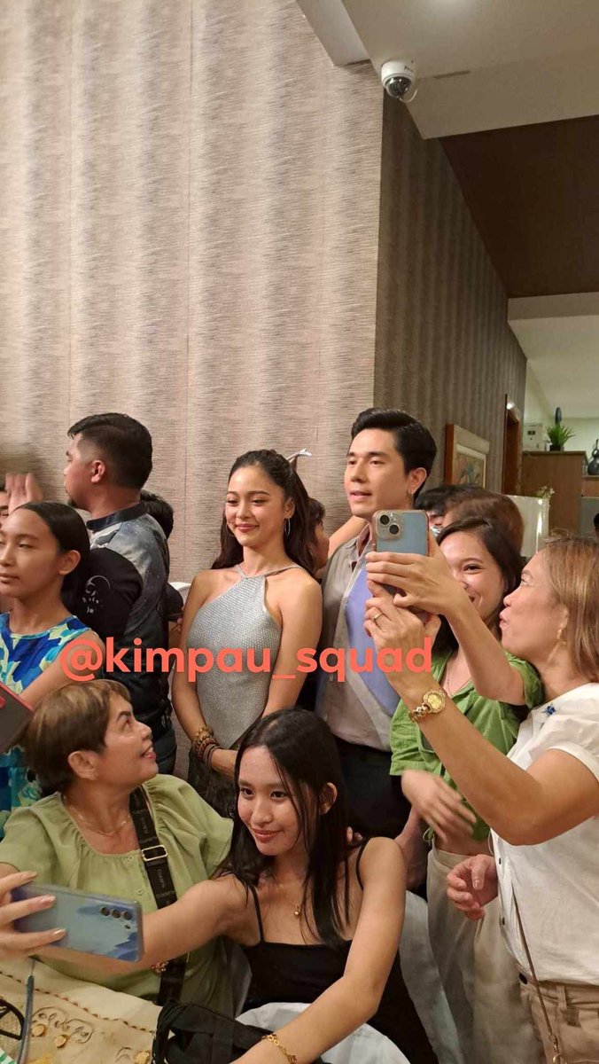 KIMPAU ROCKS SURIGAO. Dress reveal  . Ginagalingan nung correspondent @_kimpau_squad 

#KimPauAtArawNgSurigaodelSur
#KimPau #PauloAvelino #KimChiu