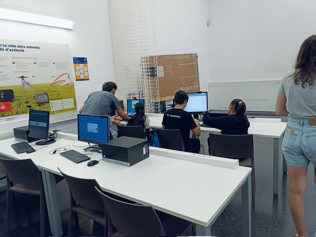 Avui hem rebut la visita de joves de primària de l'Escola  @EGarrofer de #Viladecans amb el programa Let's Go Engineering de <a href="/SchneiderES/">SchneiderElectric ES</a> 
#STEM