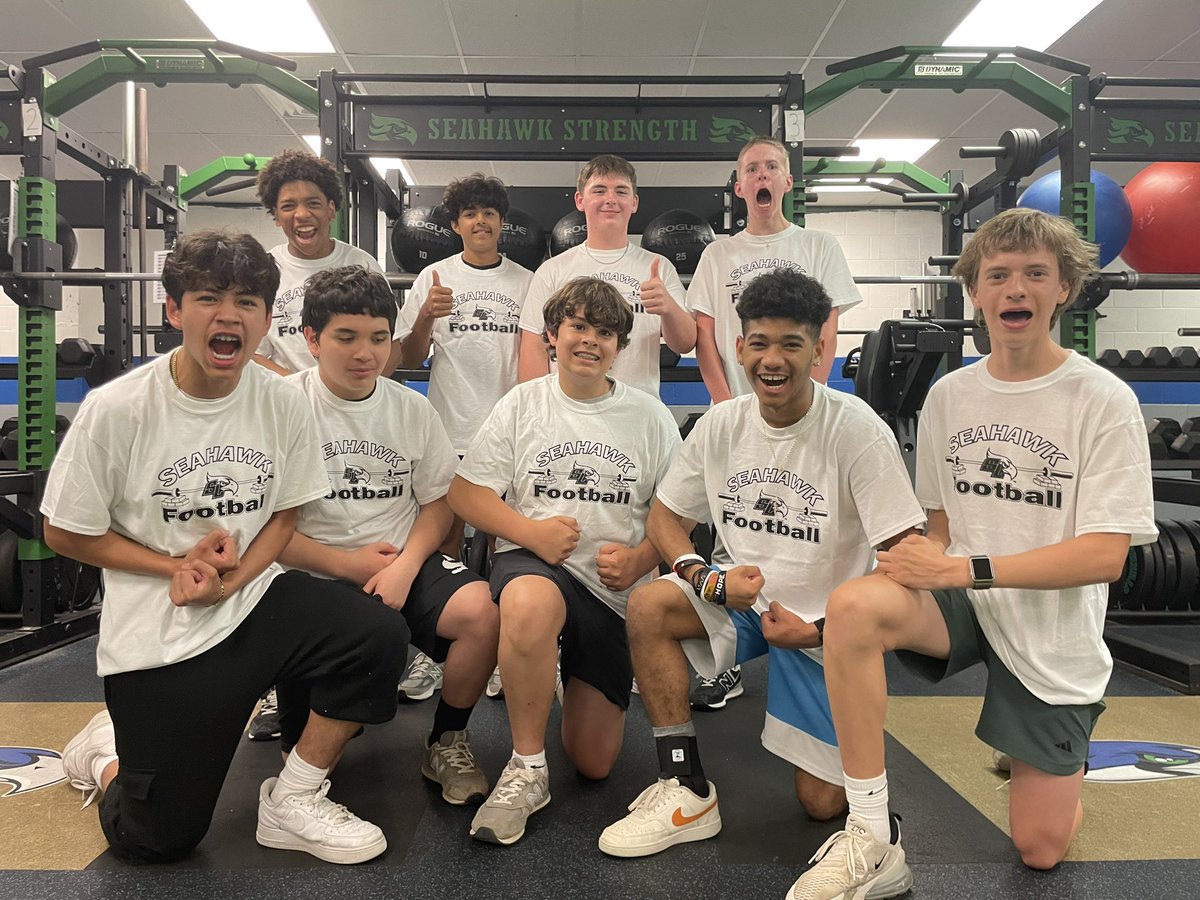 SouthLakes_fb's tweet image. Congrats to our latest #blockzero athletes who passed their test! Over 25 strong now ready for the GAINZ! #seahawknation