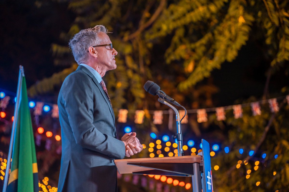 UKinTanzania's tweet image. During his speech, British High Commissioner @DConcar reflected on his last 4 years as Balozi 💭

Marking 60 years of 🇬🇧🤝🇹🇿 relations, this year we opened UK’s first office in Dodoma 🏢

Here's to more years of strong partnerships &amp;amp; prosperity! 🇹🇿🇬🇧 

#KingsBirthdayParty #KBP