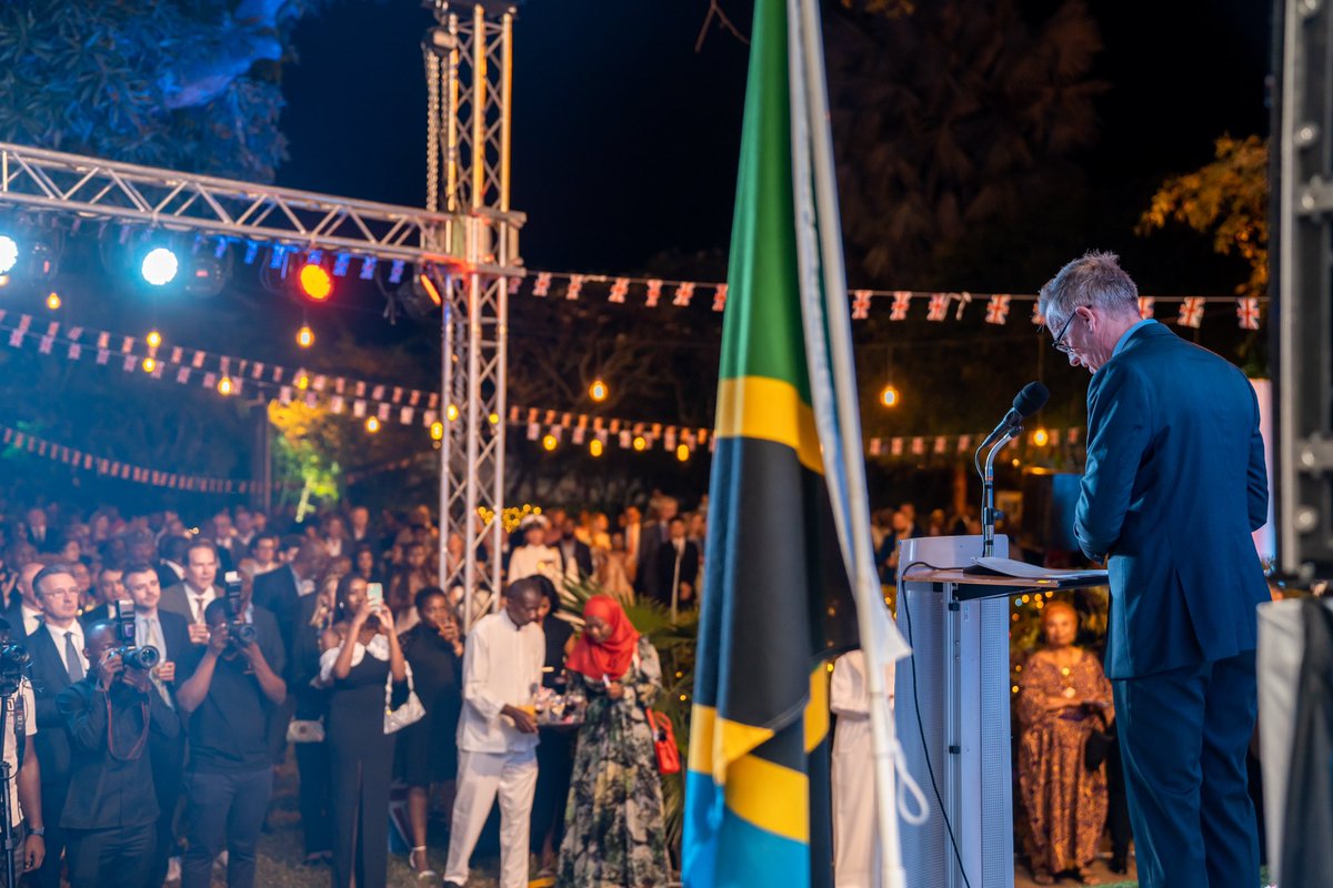UKinTanzania's tweet image. During his speech, British High Commissioner @DConcar reflected on his last 4 years as Balozi 💭

Marking 60 years of 🇬🇧🤝🇹🇿 relations, this year we opened UK’s first office in Dodoma 🏢

Here's to more years of strong partnerships &amp;amp; prosperity! 🇹🇿🇬🇧 

#KingsBirthdayParty #KBP