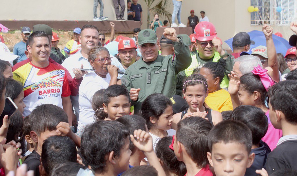 Con el pueblo todo ! 
Sin el pueblo nada ! 
Las #Bricomiles son una respuesta de unión ante las medidas coercitivas unilaterales ! 
Nada nace de la nada, todo es sujeto de causa y efecto, y este es el efecto de ahorcar a un pueblo, mientras más sofoquen al pueblo, más odio anti