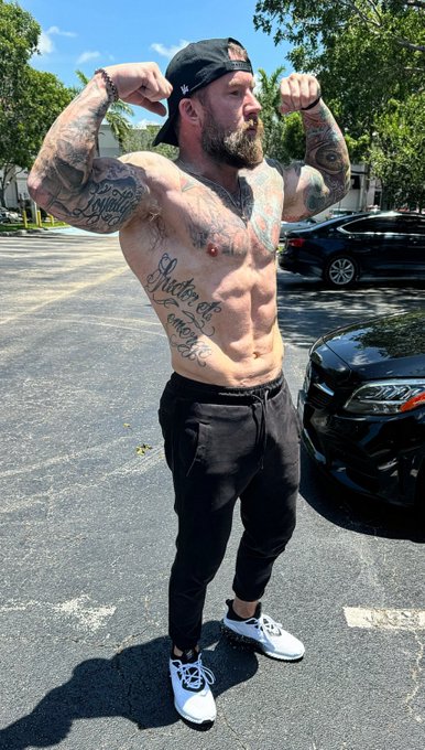 How&rsquo;s daddy looking on this Wednesday?  https://t.co/5q04gHSTyk https://t.co/8z5AV3DAsI
