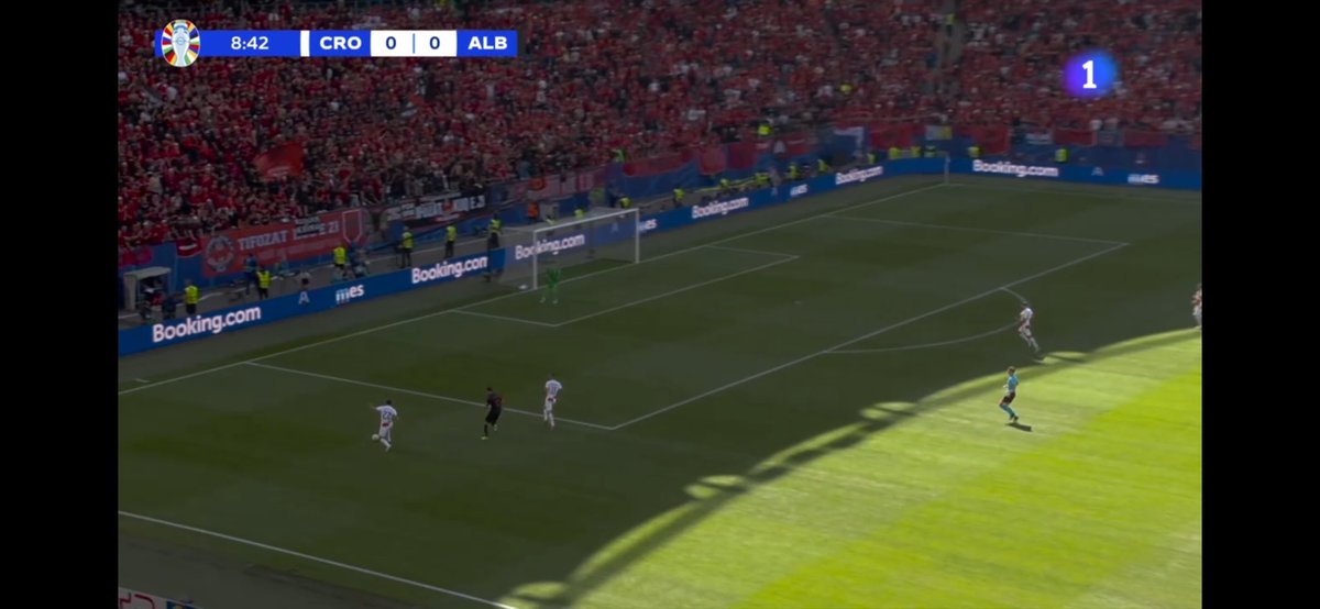 Urgot_Chavez's tweet image. Los estadios que dependiendo del sol están 50% luz / 50% sombra deberían estar prohibidos de la #EURo2024  

Me estoy perdiendo los detalles más técnicos de la Albania de Bajrami y la Croacia de de Andrej Kramaric