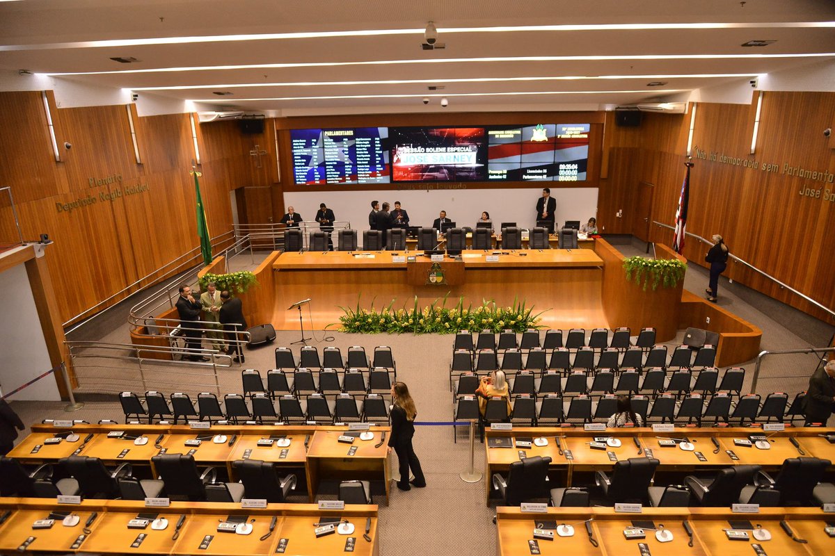 robertocostama_'s tweet photo. Estamos prontos para homenagear nosso querido presidente José Sarney com a 🎖️Medalha Manuel Beckman, nossa proposição da mais alta honraria da @AssembleiaMA. Um reconhecimento merecido por sua trajetória política e literária. https://t.co/uHonPx5gkm