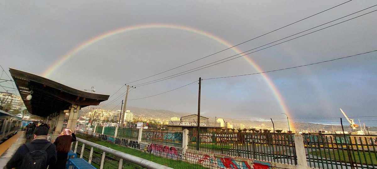 Arco iris en el puerto. Entre el mar y el centro de Valpo. <a href="/AlertaNoticiasV/">Alerta Noticias Valparaíso</a> <a href="/sitiodelsuceso/">Sitio del Suceso SDS</a>