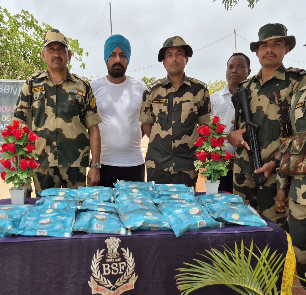 AarzuBhosale's tweet photo. 🚨 #AlertBSF के जवानों ने भुज, गुजरात में 18/06/24 और 19/06/24 को तलाशी अभियान के दौरान संदिग्ध नशीले पदार्थों के 42 पैकेट जब्त किए। #BiggBossOTT3 #AyeshaSingh #Tejran #AliaBhatt #oriele #bbbb24 https://t.co/dh8vX1BwRR