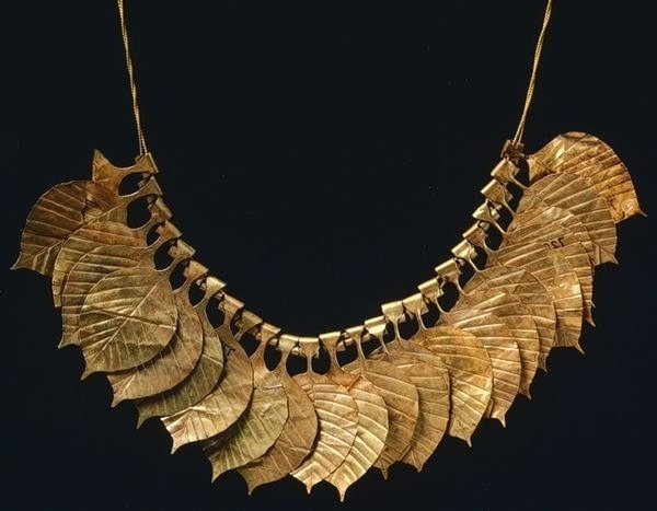 selineith's tweet image. Günün Kelimesi: 𒆬𒄀 kusig (altın)

4500 yıllık altın yaprak kolye.
Ur, Erken Hanedan III
#antiktakılar 👑💛