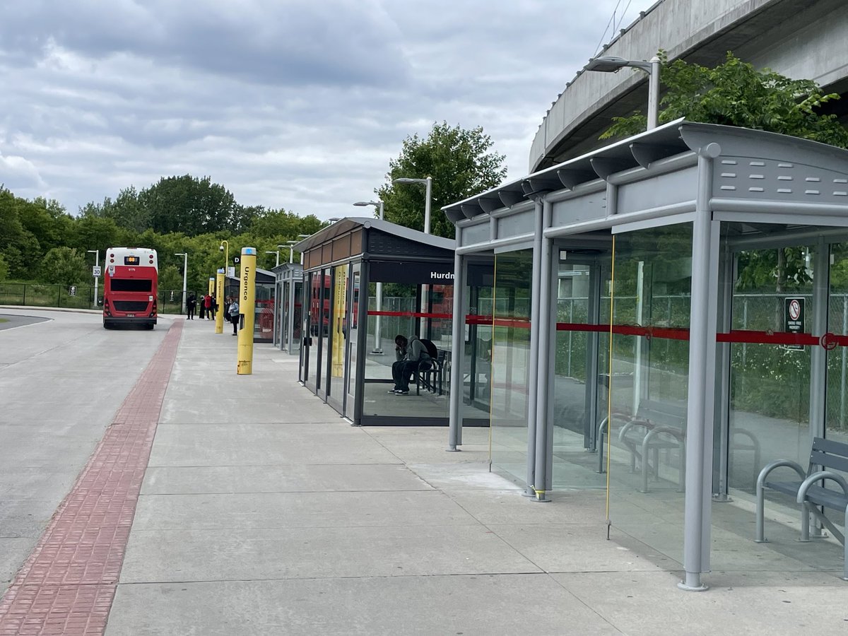 rail613's tweet photo. Not really much Hurdman bus shelter ventilation. In weather like this the “shelters” are more like saunas. And with low angle of Ottawa sun, the shade is behind, not in the shelter, 2nd photo.
Here are the old and “new” and improved next to the Hurdman guideway. https://t.co/xg8Qr2igBt