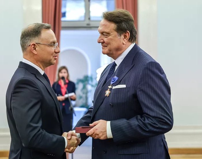 Kraków - Małopolska’da gerçekleştirilen 3. Avrupa Oyunları'nın başarıyla gerçekleştirilmesi nedeniyle takdim edilen Üstün Liyakat Madalyası için Polonya Cumhurbaşkanı Andrzej Duda’ya ve Polonya halkına şükranlarımı sunuyorum. 

Polonya Cumhurbaşkanlığı Üstün Liyakat Madalyası