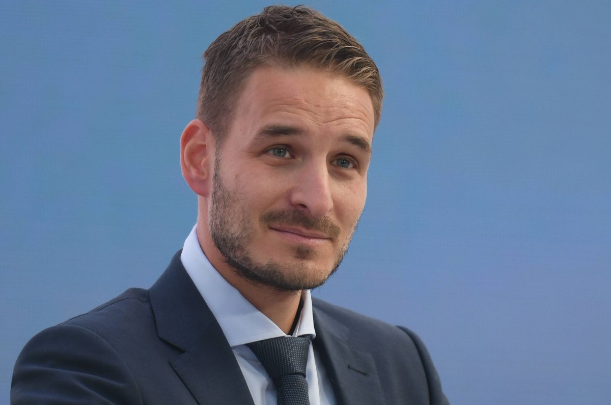 - Mamo, możemy kupić De Laurentiisa?
- Nie, mamy De Laurentiisa w domu.

De Laurentiis w domu: