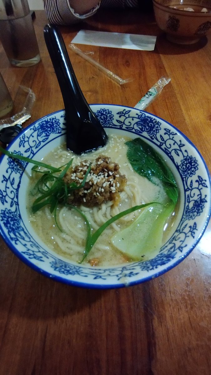 Semangkuk sup noodle cukup menghangatkan. Kademen ning panasan