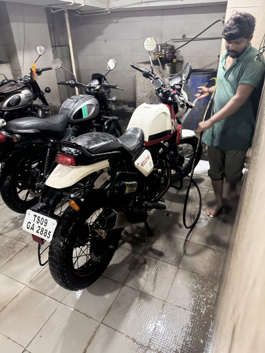 shareefmurtuza's tweet photo. Attaching photos as proof @royalenfield https://t.co/5wpKDgTdRr
