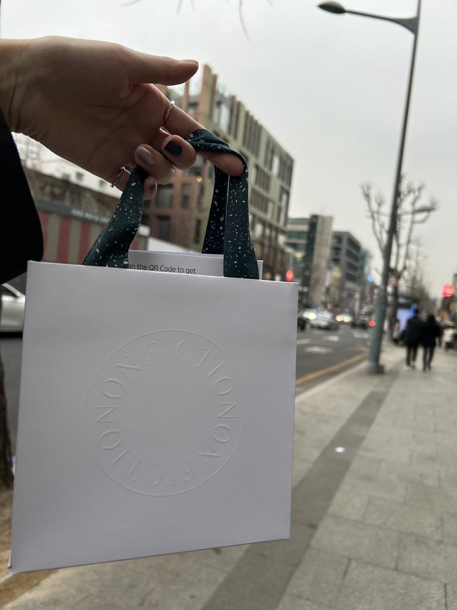 そろそろ韓国に行きたいから勉強始めますか～🇰🇷実際韓国で言葉が分からなくて困ったこと。

袋が有料のお店もあるので、袋いりますか？と聞かれ…
袋はポントゥ。知らなくてあたふた💦店員さんにご迷惑を…
この前の旅行時は受け答えでき、逆に袋ください！って言ったし、現地で学ぶこともありますね😌