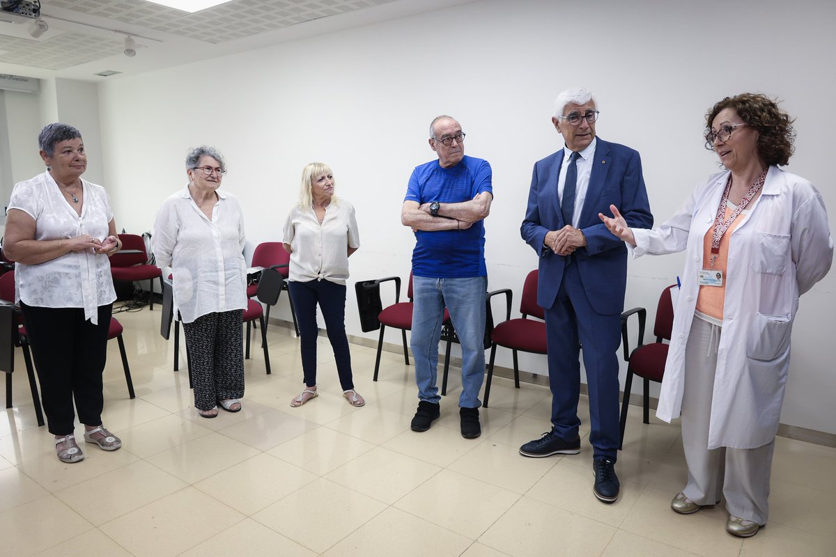 salutcat's tweet photo. 🔵 El conseller @manelbalcells presenta un programa de cant coral per millorar la qualitat de vida dels pacients amb problemes respiratoris crònics.

El projecte està impulsat per @icscat, @hbellvitge i @palaumusicacat dins l'estratègia d’Arts en Salut. https://t.co/jzoHiBRFeH