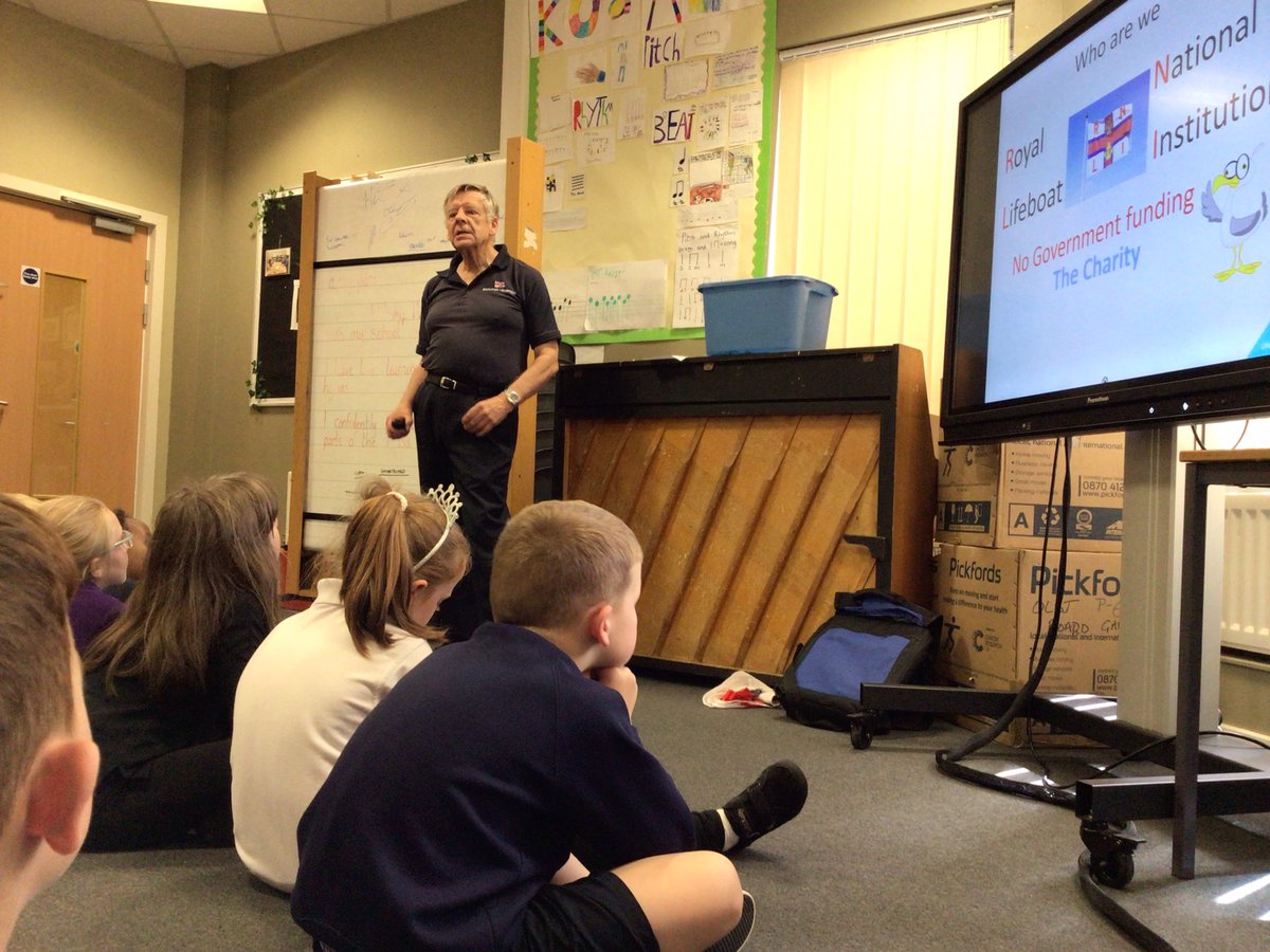 GlenboigPrimary's tweet image. P1/2, P2 and P3 have enjoyed a very informative talk from the @RNLI about how to stay safe in or near water. Thank you Scott and Richard 🛟🚤