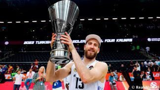 Yo no sé si es el mejor base de la historia de España. Tampoco sé si lo es de la historia del Real Madrid. 

Solo sé que se va el mejor base de mi historia. Y también sé que ahora me esperan décadas de vacío y de decirle a los jóvenes que como El Chacho no habrá ninguno. 

¡Hasta