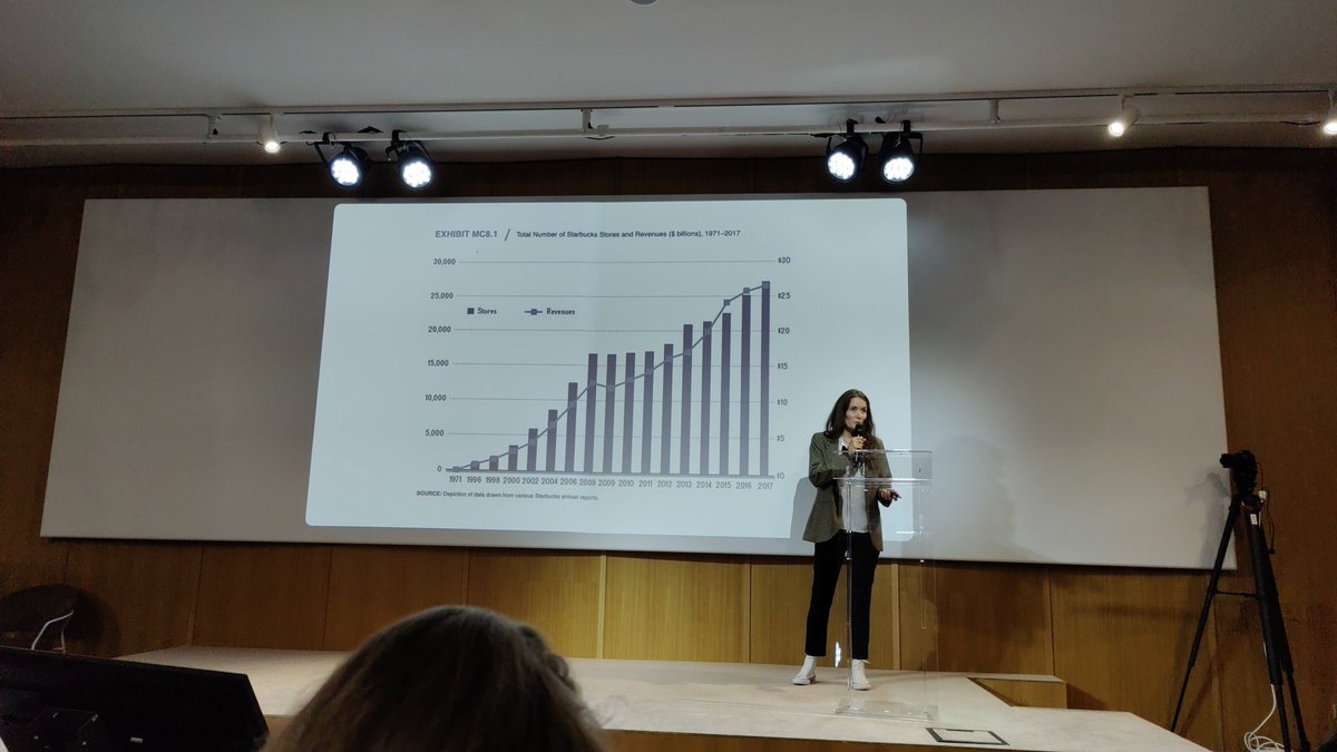 Le ceo prend des décisions originale, fermer des magasin temporairement pour former les gens à faire le meilleur expresso.