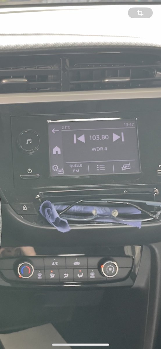 DeutscheKahi's tweet photo. Opel scheißt schon rein aber 
dieses Radio killt alles 💀 https://t.co/z3MP1IadW0