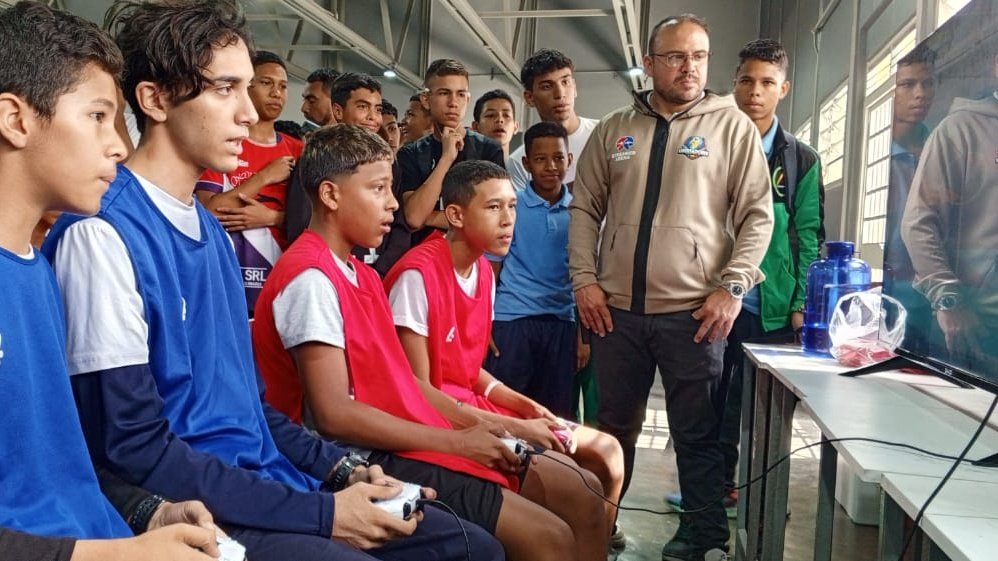 Edu_Caracas's tweet photo. La Federación Venezolana de Deportes Figital (Físico + Digital), en colaboración con Yeiker Flores, coordinador nacional de organización y participación estudiantil, se encuentran Junto a Nuestros Jóvenes en el campeonato de Videojuegos, en su fase clasificatoria.

#ElTipoEsNico https://t.co/J0kGM1jHuo