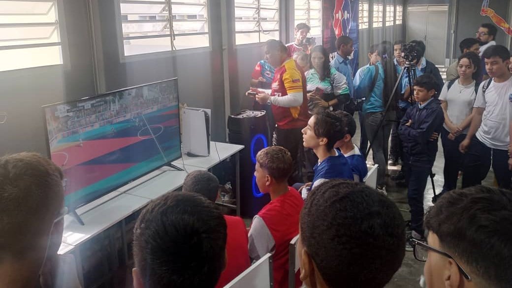 Edu_Caracas's tweet photo. La Federación Venezolana de Deportes Figital (Físico + Digital), en colaboración con Yeiker Flores, coordinador nacional de organización y participación estudiantil, se encuentran Junto a Nuestros Jóvenes en el campeonato de Videojuegos, en su fase clasificatoria.

#ElTipoEsNico https://t.co/J0kGM1jHuo