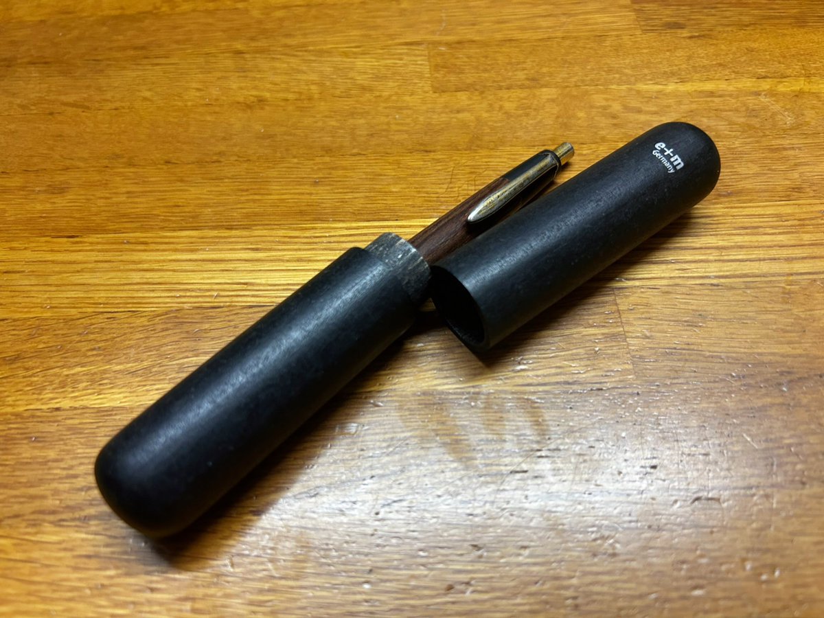 8年ぶりくらいの筆箱紹介
メインはBigJohnで特に変わりなし。結局、今一番使っているのはボールペン✒️サブはHender Scheme、レターオープナーってあると絶妙に便利…(笑)"
使用用途がポールペンだけで済む場合はe +mにボールペンだけ移し持っていくこともあります。（ころころ転がっていきますが…）