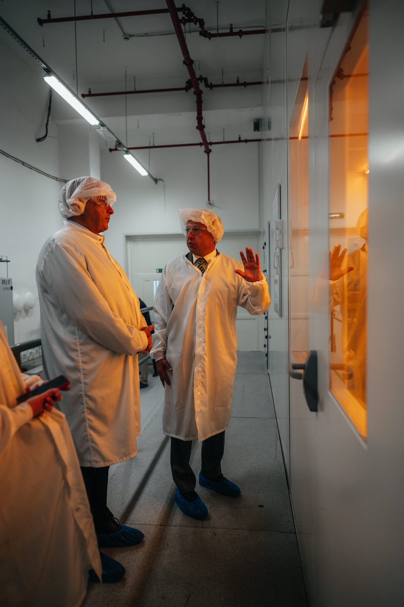 VojtechSrnka's tweet photo. Tenhle úspěch pro celou 🇨🇿 ekonomiku si @JozefSikela fakt odmakal. Když se o té příležitosti dozvěděl, vyrazil za zástupci 🇺🇸 firmy @onsemi loni do Sillicon Valley, sešel se s nimi v Praze, v Rožnově pod Radhoštěm i letos v Chicagu.

A ještě pomohl s dojednáním 🇪🇺 Aktu o čipech. https://t.co/GV8yFvULvh