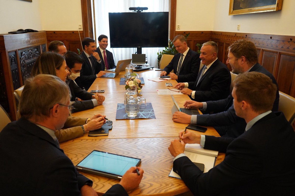 Tenhle úspěch pro celou 🇨🇿 ekonomiku si <a href="/JozefSikela/">Jozef Síkela</a> fakt odmakal. Když se o té příležitosti dozvěděl, vyrazil za zástupci 🇺🇸 firmy <a href="/onsemi/">onsemi</a> loni do Sillicon Valley, sešel se s nimi v Praze, v Rožnově pod Radhoštěm i letos v Chicagu.

A ještě pomohl s dojednáním 🇪🇺 Aktu o čipech.