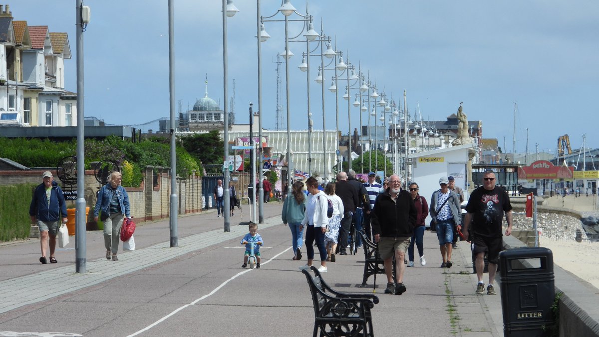 seuneke's tweet photo. South Lowestoft beach and Prom this morning.
#lowestoft
#Kirkley
#seaside
#beachhuts https://t.co/Eio1XWDFOQ