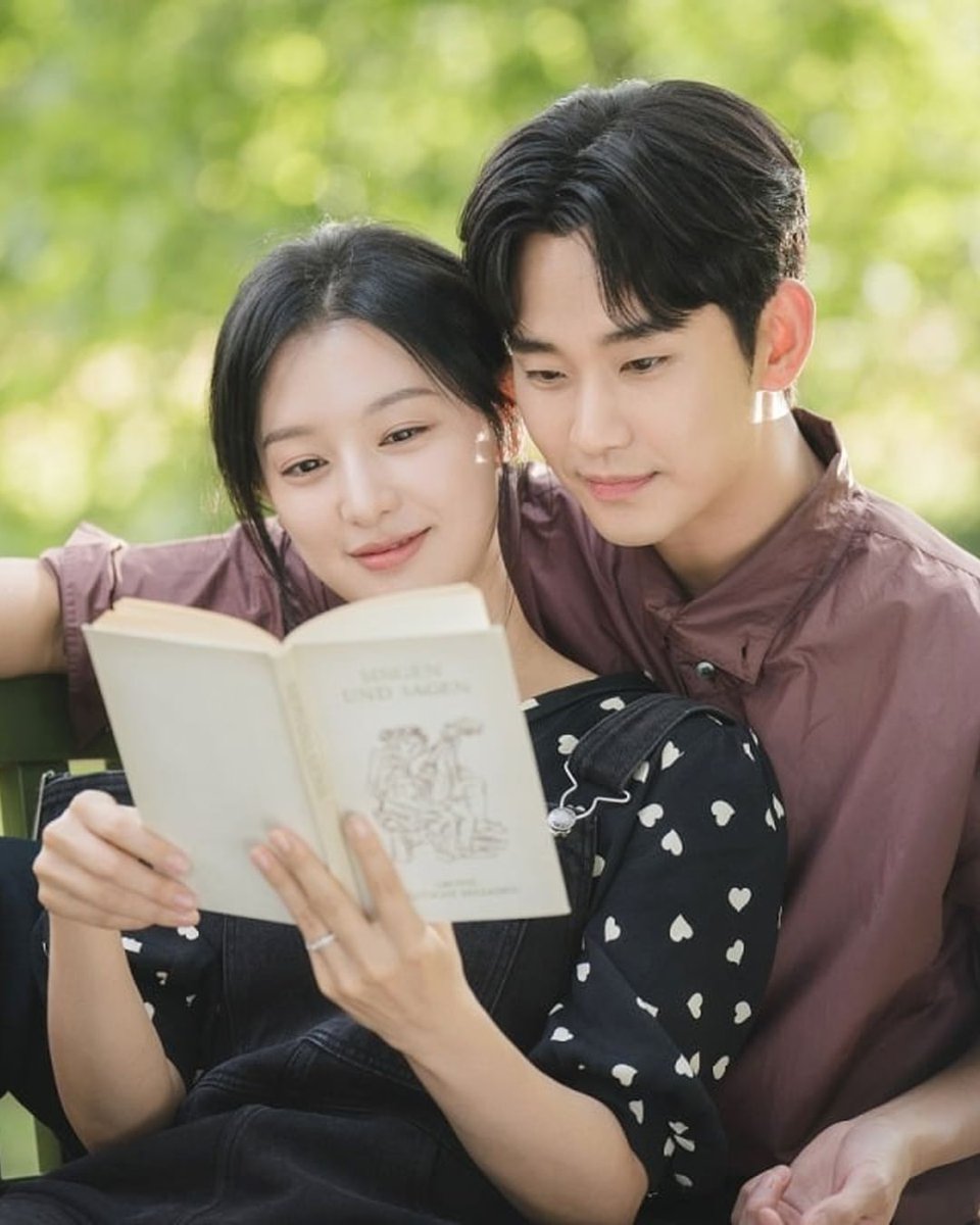 KimSoohyunshiph's tweet photo. © dispatch_style
-
The recently ended tvN drama 'Queen of Tears' is opening a popup store.

Today (19th), Withmu revealed the news of the 'Queen of Tears' popup store along with the list of goods. From photocards featuring the Baekhong couple to lucky clover items! Relive the memories of the beloved Baekhong couple at the popup store.

📢 Queen of Tears Popup Store
📆 June 27th (Thu) - July 3rd (Wed)
📍 The Hyundai Seoul B2F Iconic Popup Zone

#QueenOfTears #KimSooHyun  #BaekhongCouple #QueenOfTearsPopupStore #PopupStore #TheHyundaiSeoulPopup #TheHyundaiSeoul