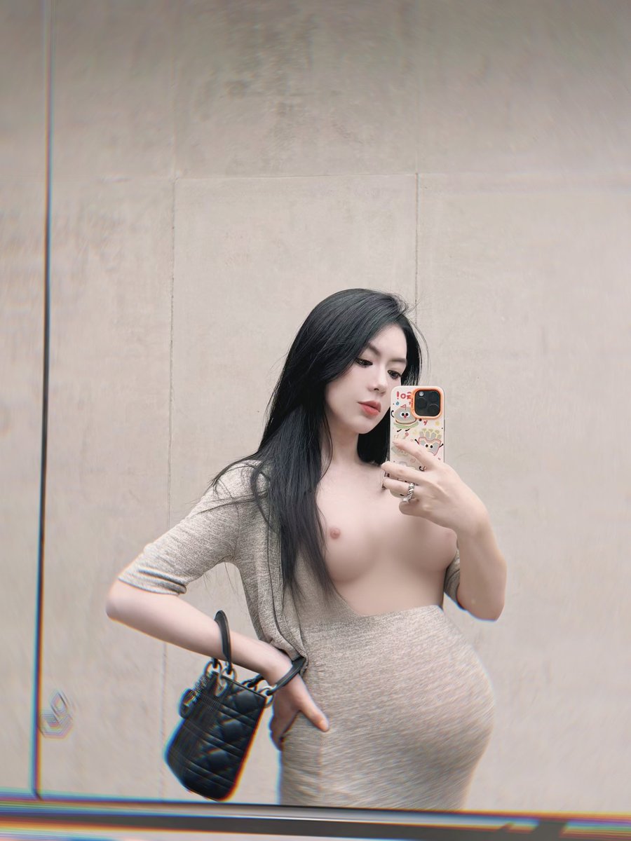 CR52088's tweet photo. 孩子还没生呢，你老婆就开始练习随时随地露奶子，准备好给以后的孩子喂奶，都是为了你的孩子，你不会介意吧。
#绿帽 #淫妻 #意淫 #绿王八 #射屏 #文爱 #剧情 #问答 https://t.co/uburiFweyH