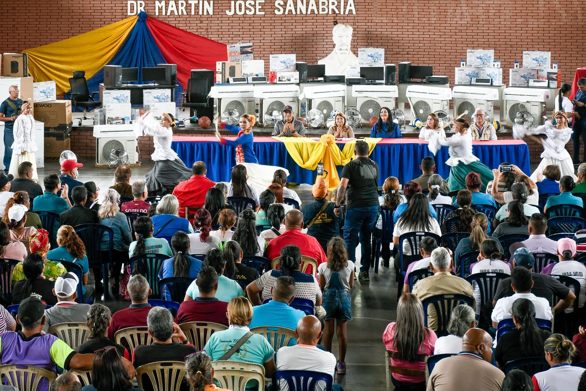 mineducacion_ve's tweet photo. ¡El 1x10 del Buen Gobierno responde en Carabobo!

Nos articulamos en la U.E. Martín J. Sanabria, mcpo. Valencia, para dotar a 278 instituciones educativas de la región. 

¿Qué insumos y equipos entregamos? 👇

#ConMaduroEsMásSeguro
@NicolasMaduro https://t.co/oHfff2llGU