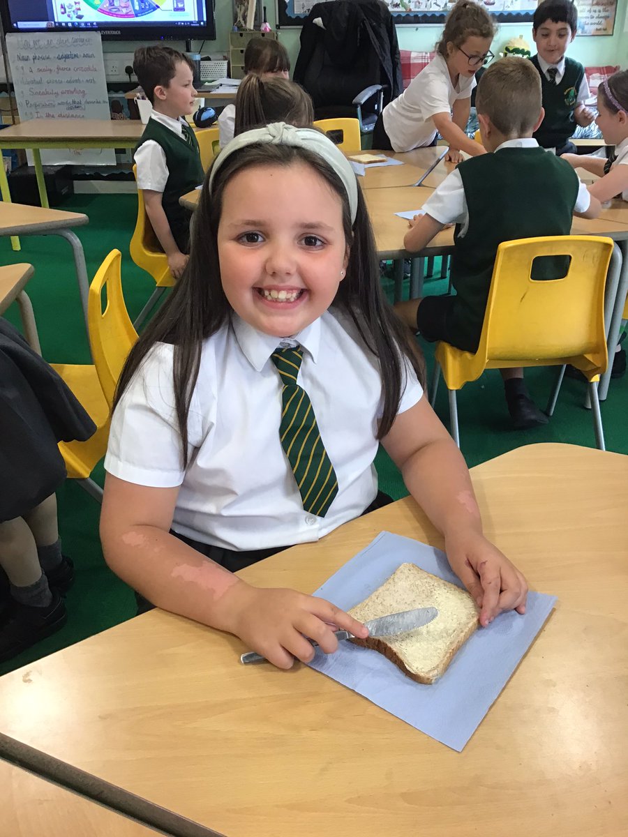 Y3Oaky's tweet photo. In science we learnt that humans need a healthy, nutritious diet. We explored the Eatwell Plate and used this to create our own healthy, nutritious sandwiches. #OakyScience https://t.co/fASqVEvWha