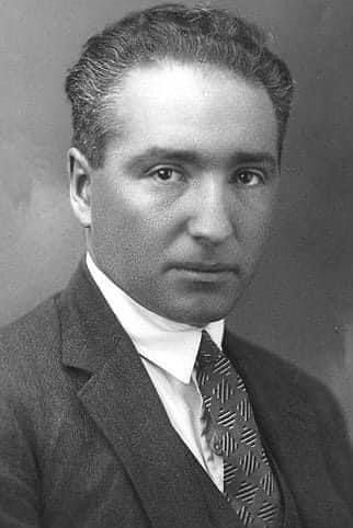 MAVERIC68078049's tweet photo. DID YOU KNOW?  

In 1900, a man named Wilhelm Reich invented a way to cure cancer, heart disease, arthritis, and thousands of other ailments, within a few 15-minute sessions of sitting in the box above.  

How was this possible? The 'box' is a carefully crafted 'orgone accumulator' which concentrates the orgone energy or life energy "Chi / Prana", and this has an incredible effect on patients.  

The FDA banned Wilhelm's inventions and he was sentenced to prison where he died in 1957.