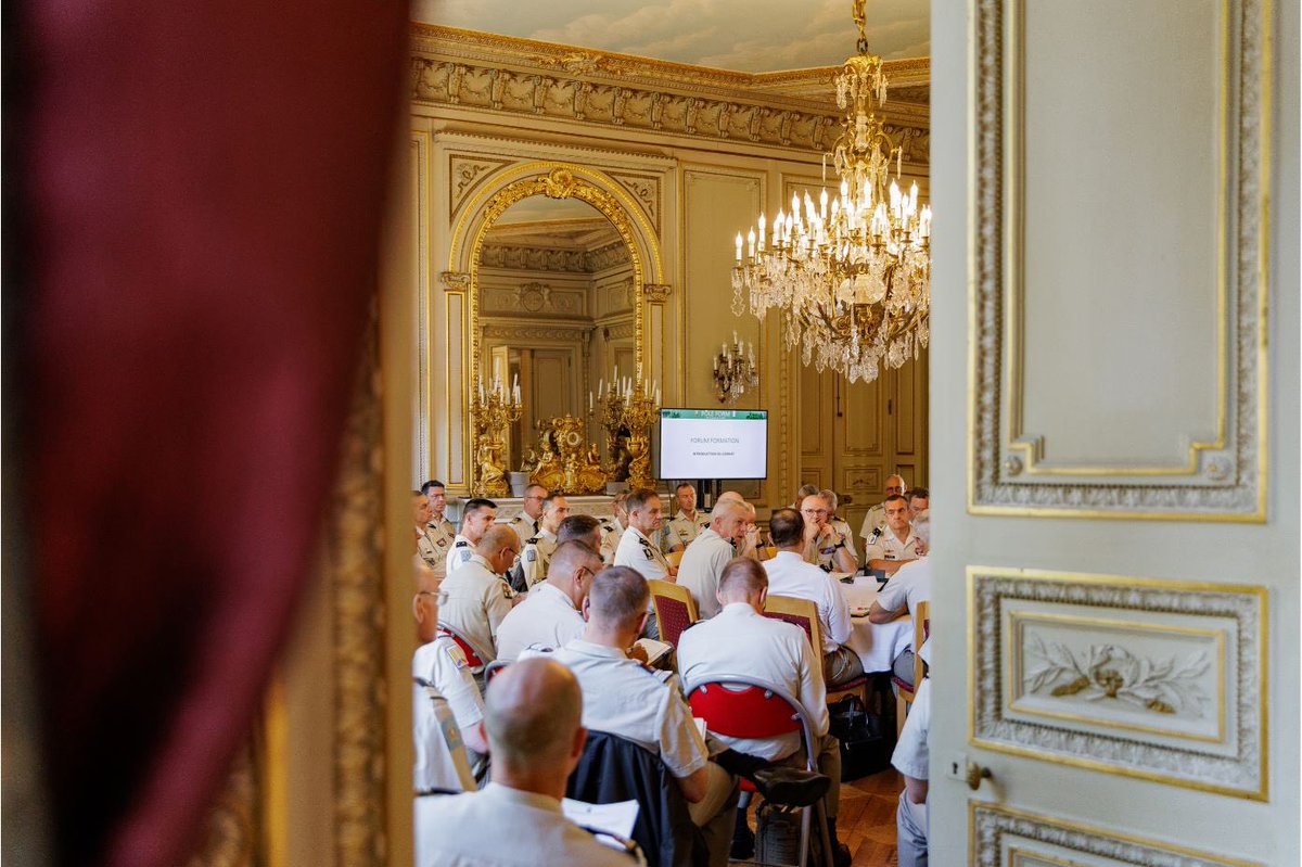 DRHATofficiel's tweet photo. 🪖 Le tout récent #ForumFormation de l’@armeedeterre organisé par la @DRHATOfficiel le 12 juin dernier, avait pour objectif de définir les principaux axes en matière de #formation afin de répondre toujours mieux aux besoins des brigades ✅
👉 Un thème central irriguait la réflexion : « commander par intention : quelle formation pour nos chefs qui commandent, qui instruisent et qui combattent ? » avec 3 points d’attention :
➡️ La révision des programmes dans les écoles, notamment de formation initiale
➡️ L’apprentissage du commandement par intention
➡️ La formation, prérogative du chef de contact
Avec une responsabilité majeure : celle de donner confiance à nos jeunes chefs 💪
#EtreChef
Pour + d’infos : https://t.co/20gWar6u15
@CombatsFuturs @RRCFrance @2brigadeblindee @COM6BLB @7e_brig_blindee @9_BIMa_AdT @27bim @comlogterre1 @ComMainFT @COM_ALAT @4e_BAC @SaintCyrCoet @ecolegenie49 @EMD_EI_EA @EMS__49 @DaMateriel @EtloOfficiel @COM_EALAT