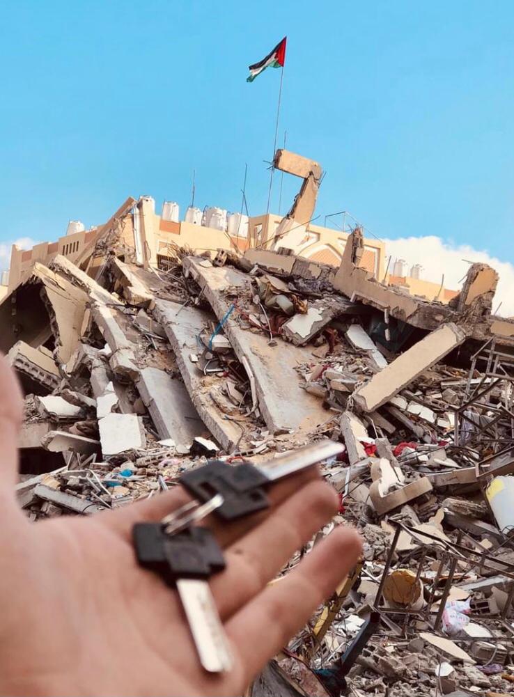 mohmedli3's tweet photo. I left my home one night 210 days ago. I left everything beautiful for me: my clothes, comfortable bed, house, room, friends, loved ones, my entire country.

Maybe I left my soul and my heart there, there is nothing left but you. Please donate or share

https://t.co/eUh6N5l0U4 https://t.co/JusccAxmDl