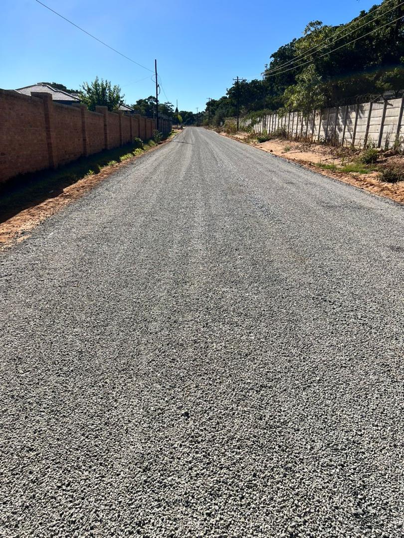 zinaraZW's tweet image. Jubilant Marondera residents appreciated Government for prioritizing upgrading of their roads. The news roads are facilitating the ease of doing business within surrounding communities.
@MinistryofTID
#kmbykm
#PartnerForProgress