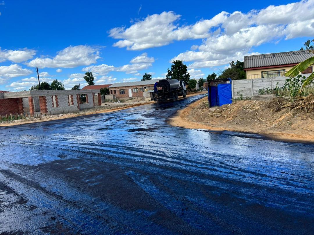 zinaraZW's tweet image. Jubilant Marondera residents appreciated Government for prioritizing upgrading of their roads. The news roads are facilitating the ease of doing business within surrounding communities.
@MinistryofTID
#kmbykm
#PartnerForProgress
