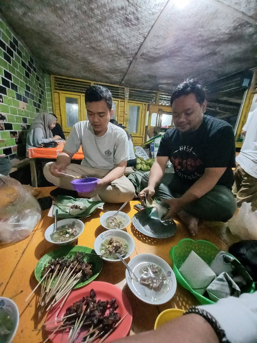 Nugaduhdago's tweet photo. @dkurnianto8 @cowobangkit @donihooligan Aslina terbaik om @cowobangkit sate a @dkurnianto8 mahh , kuat ka narambih @El_Hamas @donihooligan https://t.co/fUFvJZynNg