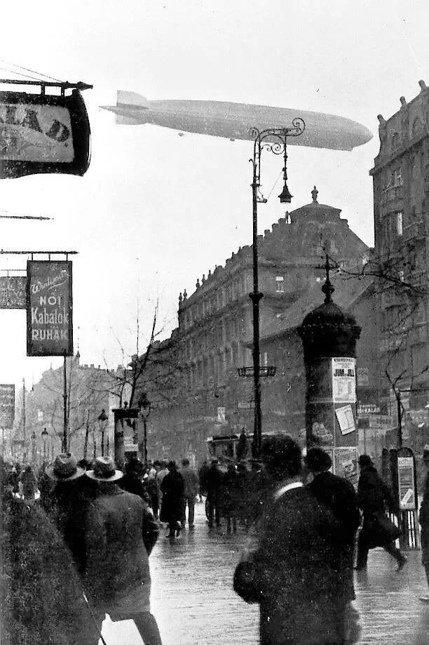 histoire_colo's tweet photo. Zeppelin au-dessus de Budapest, Hongrie, 1931 https://t.co/EFMcvPKrQB