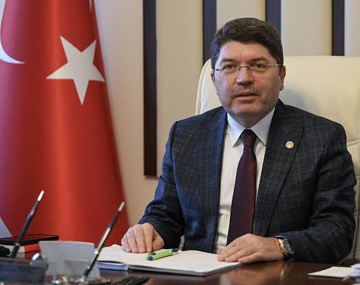 Diamond Tema’dan Adalet Bakanı’na:

"Yılmaz Bey, katıldığım programda Müslümanların dini değerlerini aşağılamadım, ağzımdan hakaret suçunu oluşturacak hiçbir kelime çıkmadı. Programda şeriat savunan tarafa kurduğum üstünlüğe sinirlenen bir grup bana iftira atarak olayı kapatmaya