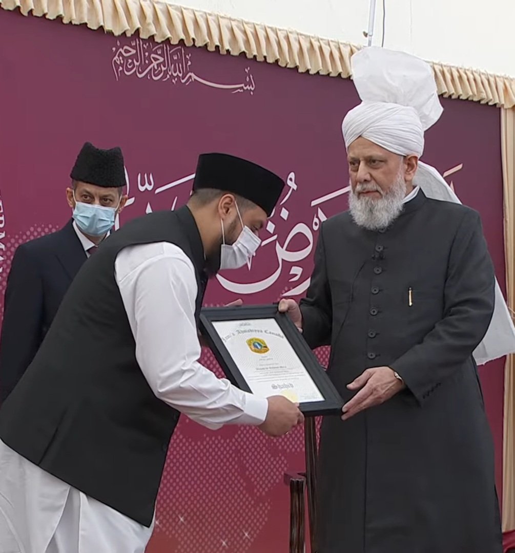 WajeehMirza7's tweet image. Alhumdolillah! 

The 4 year wait was worth every moment! 

Honored &amp;amp; humbled to have received the Shahid degree from the blessed hands of Beloved Hazoor (aa) on graduating from Jamia Ahmadiyya Canada in 2020

Requesting prayers 🤲🏼

#classof2020