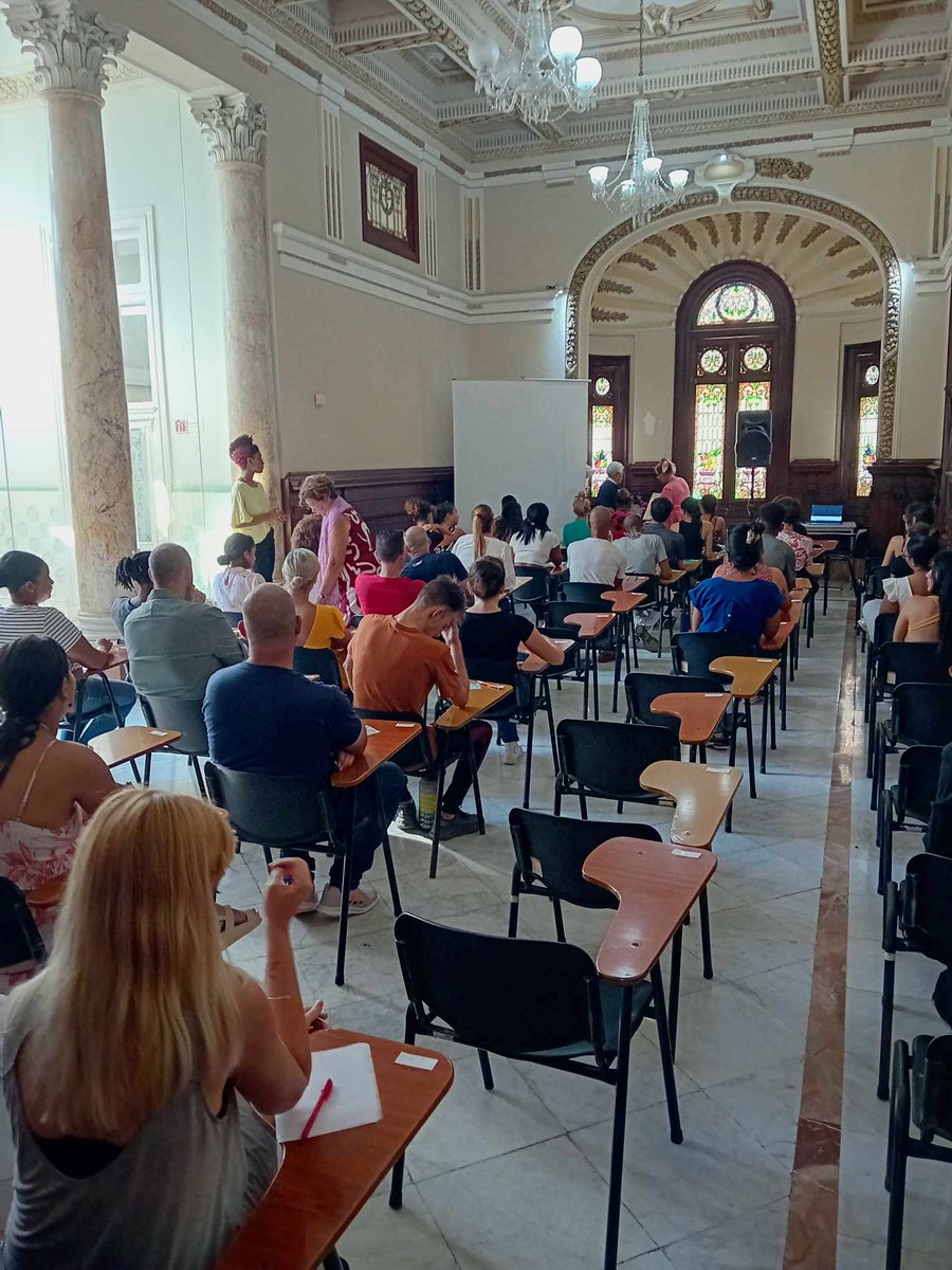 ✨ Bon courage à tous !

🎓 Desde el lunes, los estudiantes de la Alianza Francesa de Cuba estudian para los exámenes DELF y DALF 🇫🇷

Esta mañana, los alumnos de A1 realizan sus pruebas escritas. Les deseamos mucho éxito en esta primera gran etapa de sus vidas como francófonos 🥰