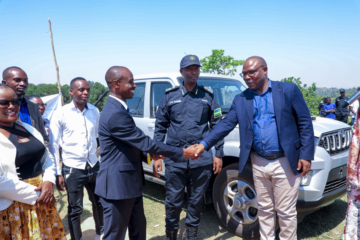 Nyamagabe's tweet image. Mu Karere ka #Nyaruguru, Minisitiri wa @RwandaLocalGov, @JCMusabyimana amaze gushyikiriza Umurenge wa #Gasaka, imodoka watsindiye mu marushanwa  y'ubukangurambaga bw'isuku, umutekano no kurwanya igwingira mu bana nyuma yo kwegukana umwanya wa mbere muri @RwandaSouth. 1/2