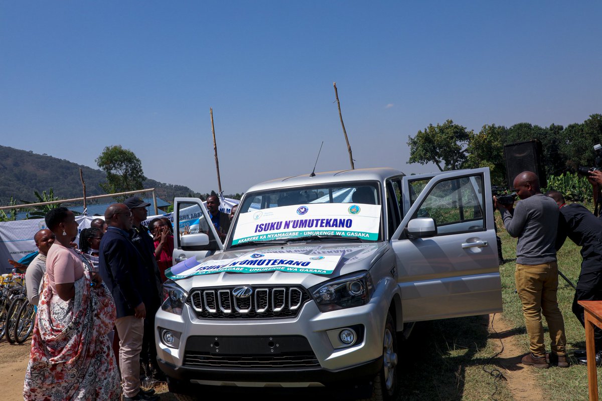 Nyamagabe's tweet image. Mu Karere ka #Nyaruguru, Minisitiri wa @RwandaLocalGov, @JCMusabyimana amaze gushyikiriza Umurenge wa #Gasaka, imodoka watsindiye mu marushanwa  y'ubukangurambaga bw'isuku, umutekano no kurwanya igwingira mu bana nyuma yo kwegukana umwanya wa mbere muri @RwandaSouth. 1/2