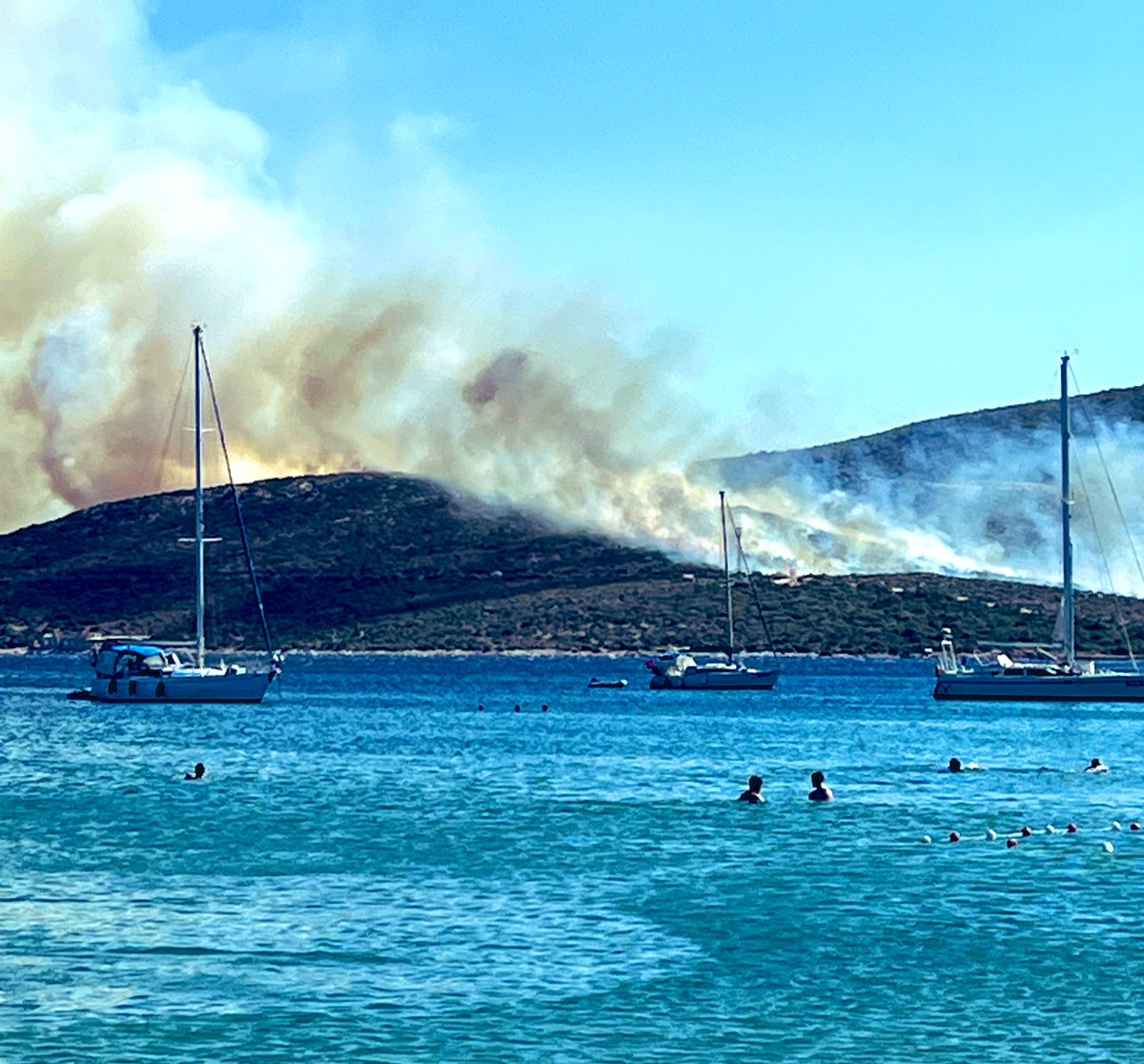 Karaburun, Mordağan, Manal koyu ormanlığı yanıyor, yangın büyüdü 3 tane söndürme uçağı yetersiz acil takviye.

#ormanyangınlarımüdahele
