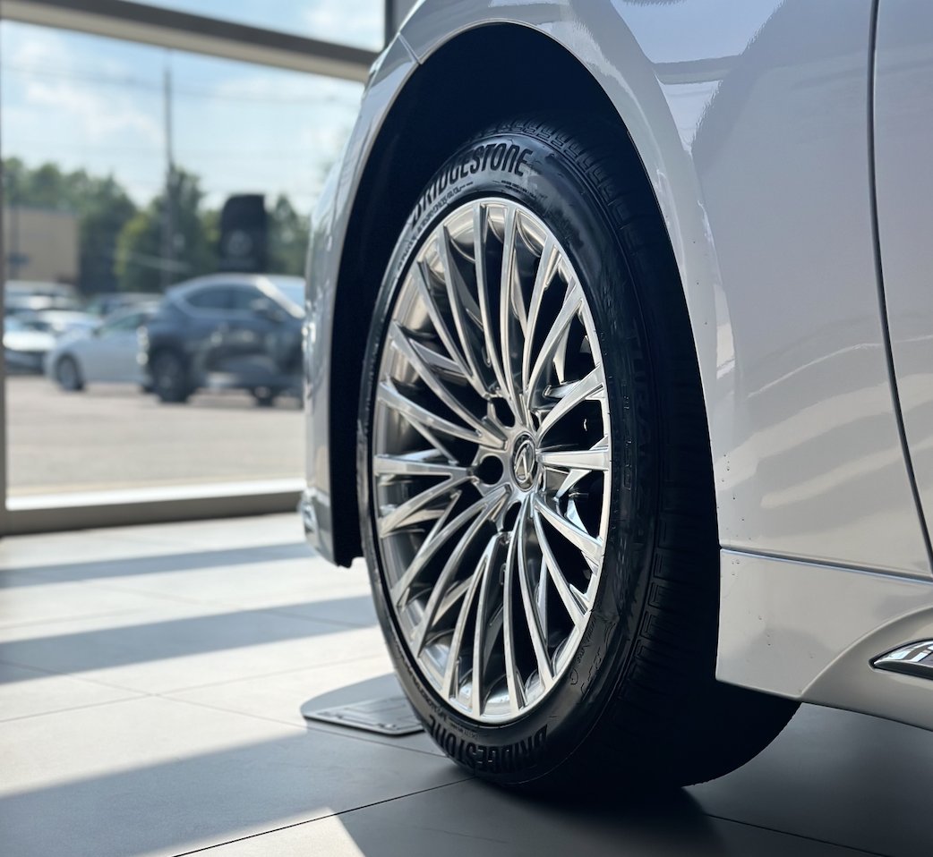 DanversLexus's tweet image. The sporty wheels on this Lexus LS 500 compliment the paint perfectly!

#MyLexus #LexusLS #PowerPerformance