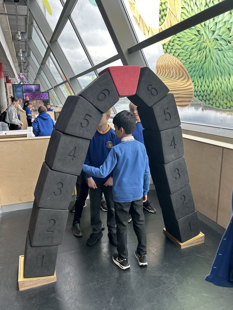 MissMuir8's tweet photo. P6 had an amazing time at the Science Centre. We learned a lot and got to experiment with all different aspects of science. There were some very inspired future scientists on the train back home!👨🏻‍🔬👩🏻‍🔬 @StBrendansYoker https://t.co/shNGK1pSJt