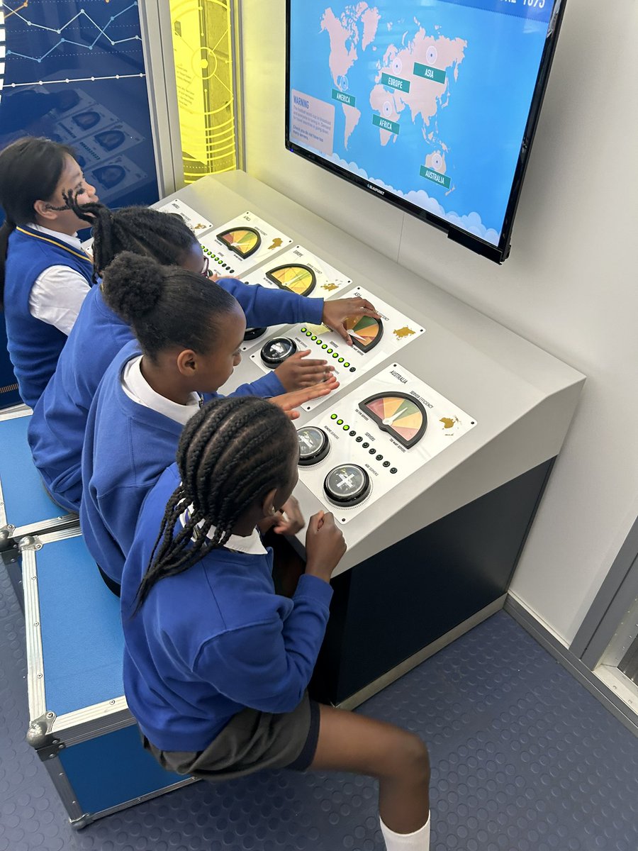 MissMuir8's tweet photo. P6 had an amazing time at the Science Centre. We learned a lot and got to experiment with all different aspects of science. There were some very inspired future scientists on the train back home!👨🏻‍🔬👩🏻‍🔬 @StBrendansYoker https://t.co/shNGK1pSJt