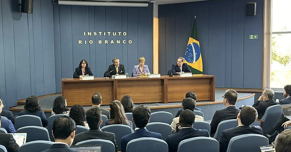 Uma honra falar no <a href="/irbr_mre/">Instituto Rio Branco</a> 🇧🇷 sobre a importância de multilateralismo e diplomacia fortes em tempos de crises globais e tb sobre o impacto positivo da tecnologia nuclear para o desenvolvimento, lutando contra desafios como as mudanças climáticas, a poluição plástica e a fome.